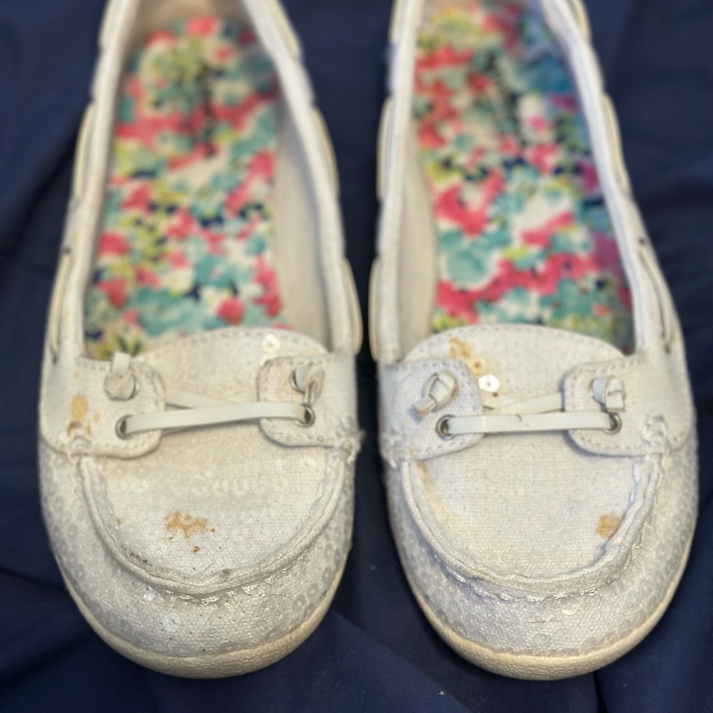 White flats, - Picture 2 of 2